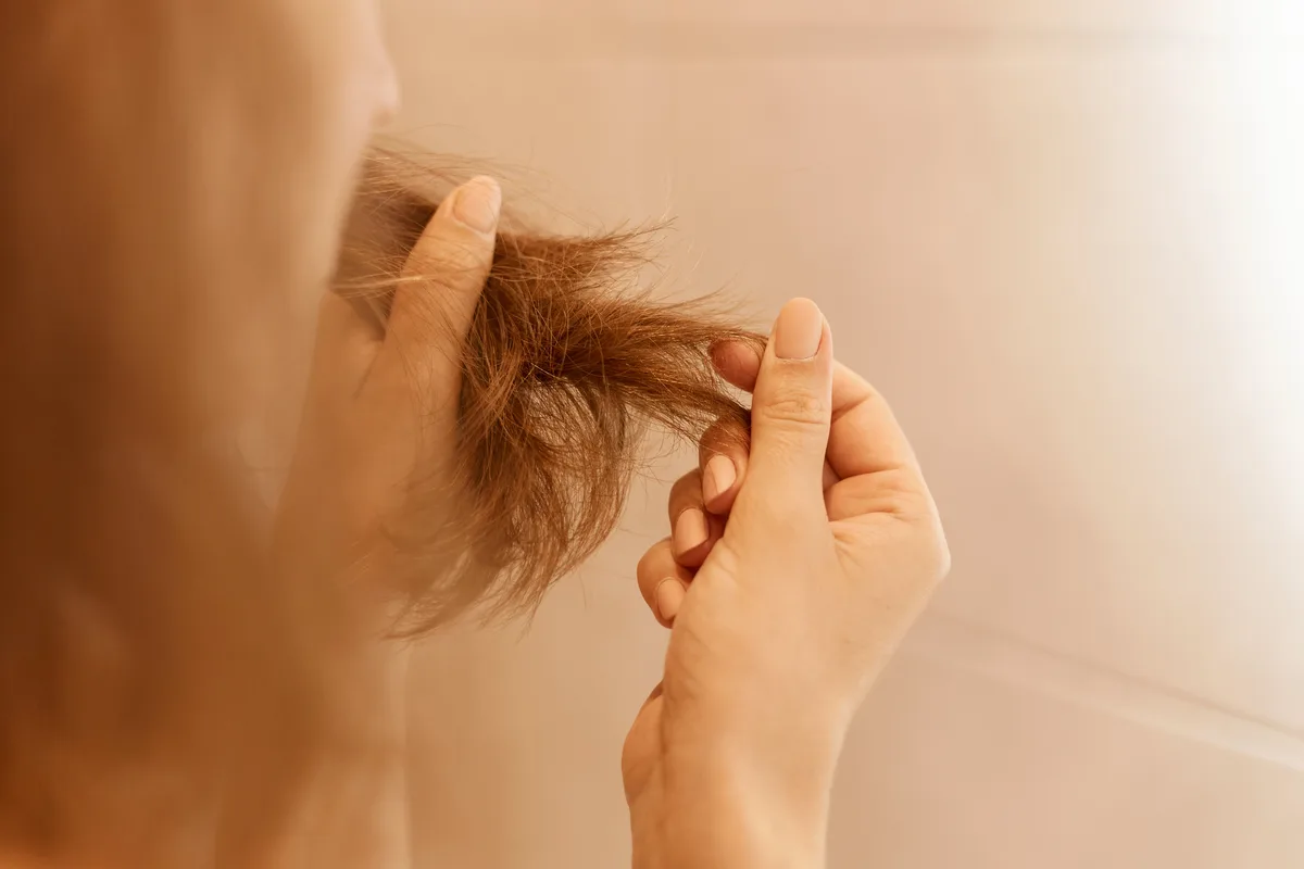 3 produtos acessíveis que disfarçam pontas duplas sem cortar o cabelo