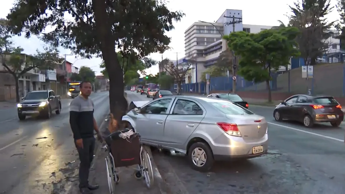 Cinco pessoas da mesma família ficam feridas após acidente em avenida de BH