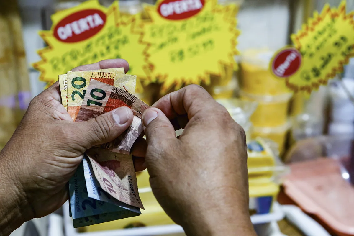 Confiança dos brasileiros na economia cai para o pior nível desde 2022