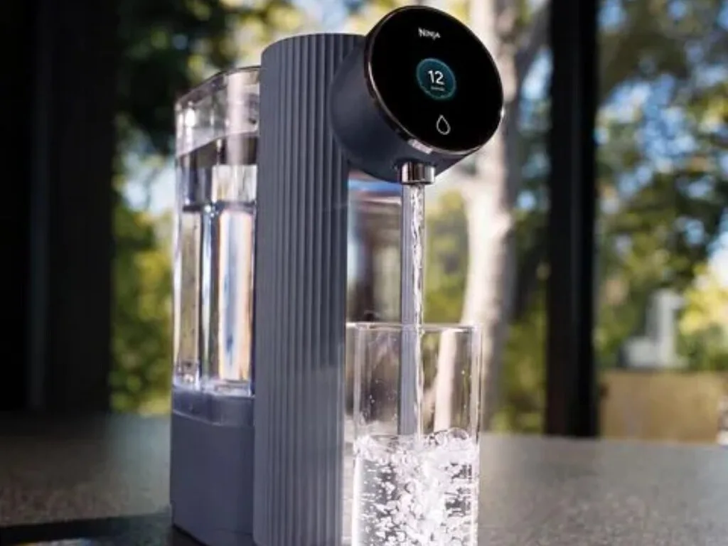 Ninja lanzó su primer filtro de agua y el internet ya se dedicó a ponerla a prueba con los líquidos más absurdos