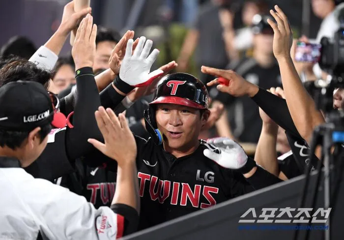 36세 오지환 살아있네! 392일만의 하루 2홈런+사이클링 미수 불방망이, LG 5연승 폭풍질주 → 3실책 '아비규환' 호러쇼 KT 연승 멈춤 [수원리뷰]
