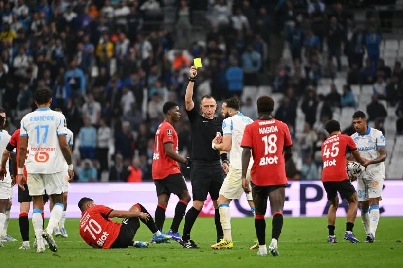 Sonorisation des arbitres, accélération du jeu et champ du VAR élargi : ce qui change dans l'arbitrage pour la saison 2026-2027 de Ligue 1