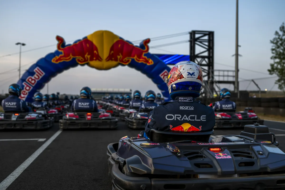 Max Verstappen encara 100 pilotos em maior corrida de kart do mundo; veja detalhes