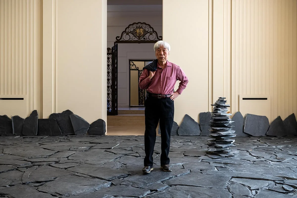 Lee Ufan expõe em Serralves e cria pintura mural numa das paredes da Casa