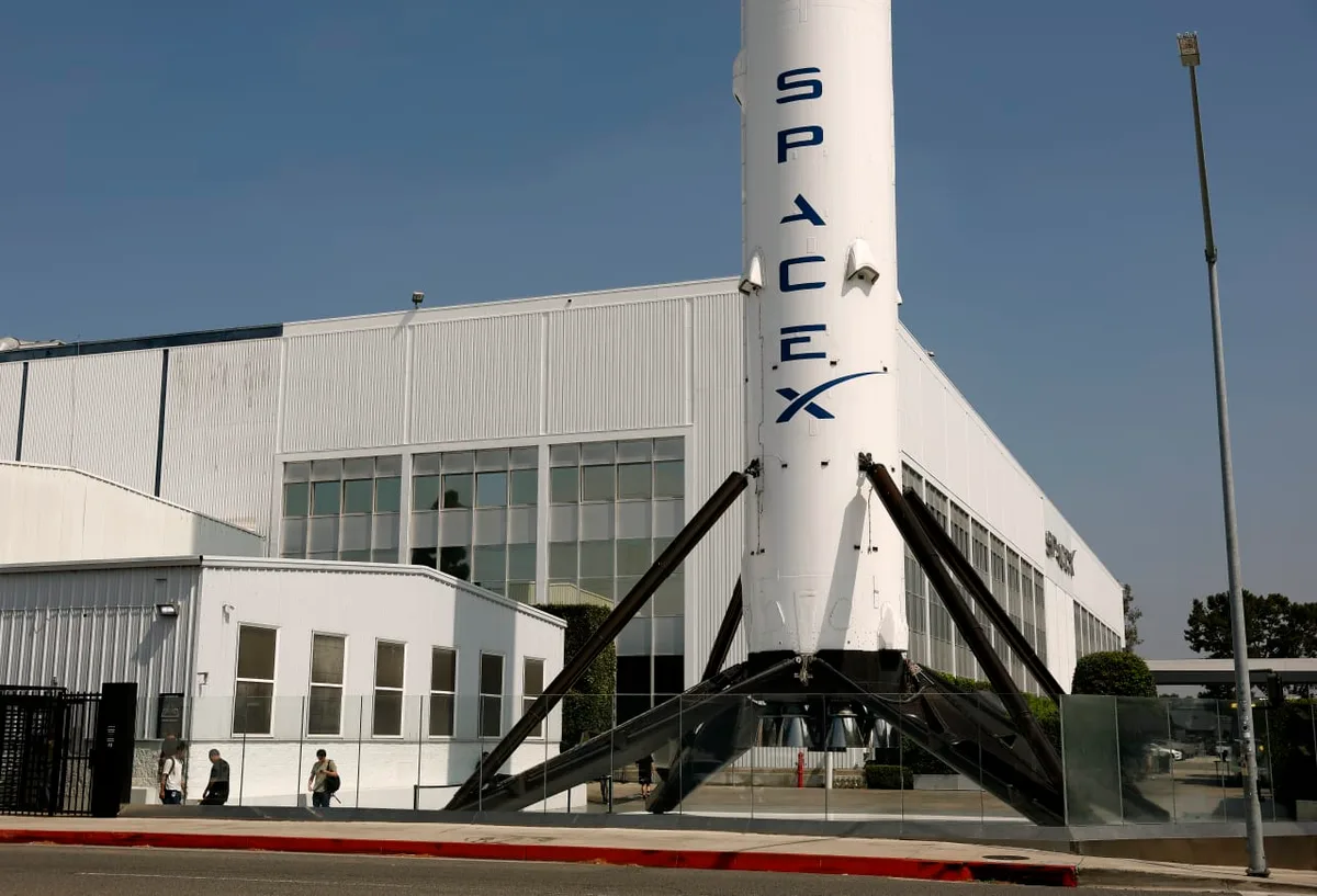 There are six stocks that hedge funds and mutual funds are both overweight — and SpaceX is one