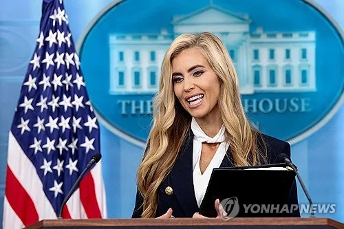 허위 경력 논란 백악관 대변인 "변호사 시험 불합격 중요한가"