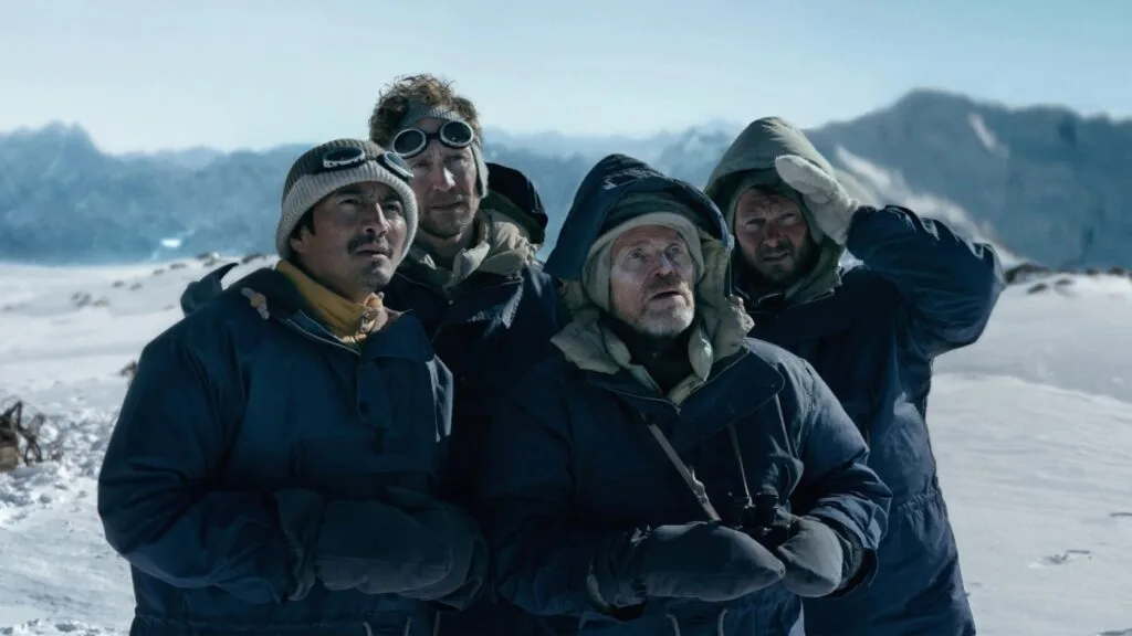 Exploradores estão determinados a CONQUISTAR o Monte Everest no novo clipe do drama ‘Tenzing’