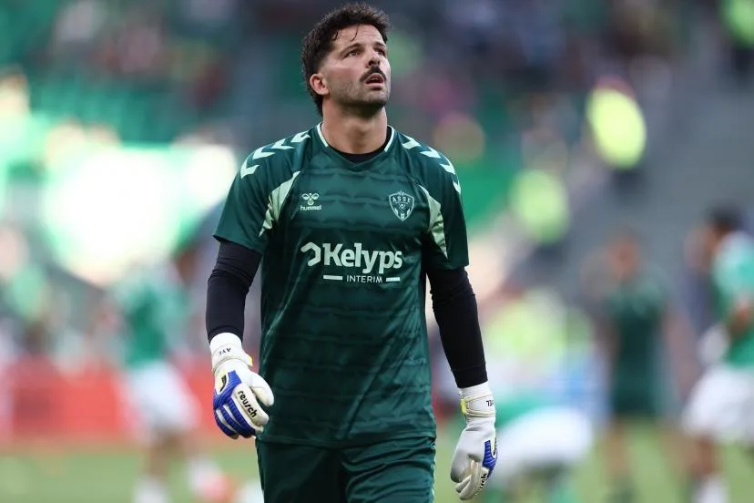 Touché à un genou, Gautier Larsonneur est forfait avec Saint-Étienne contre le Red Star en Ligue 2