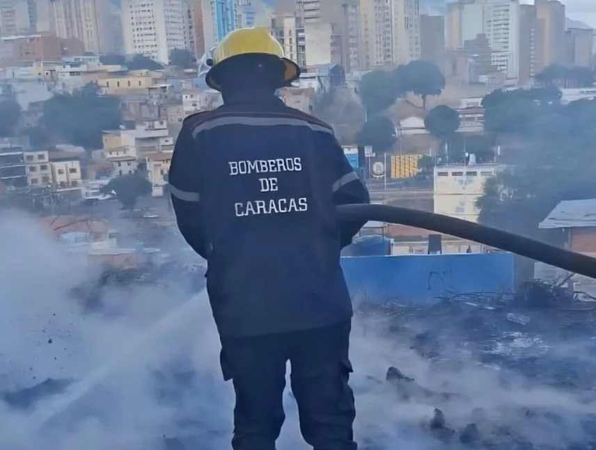 Bomberos mantienen alertas por incendios de vegetación