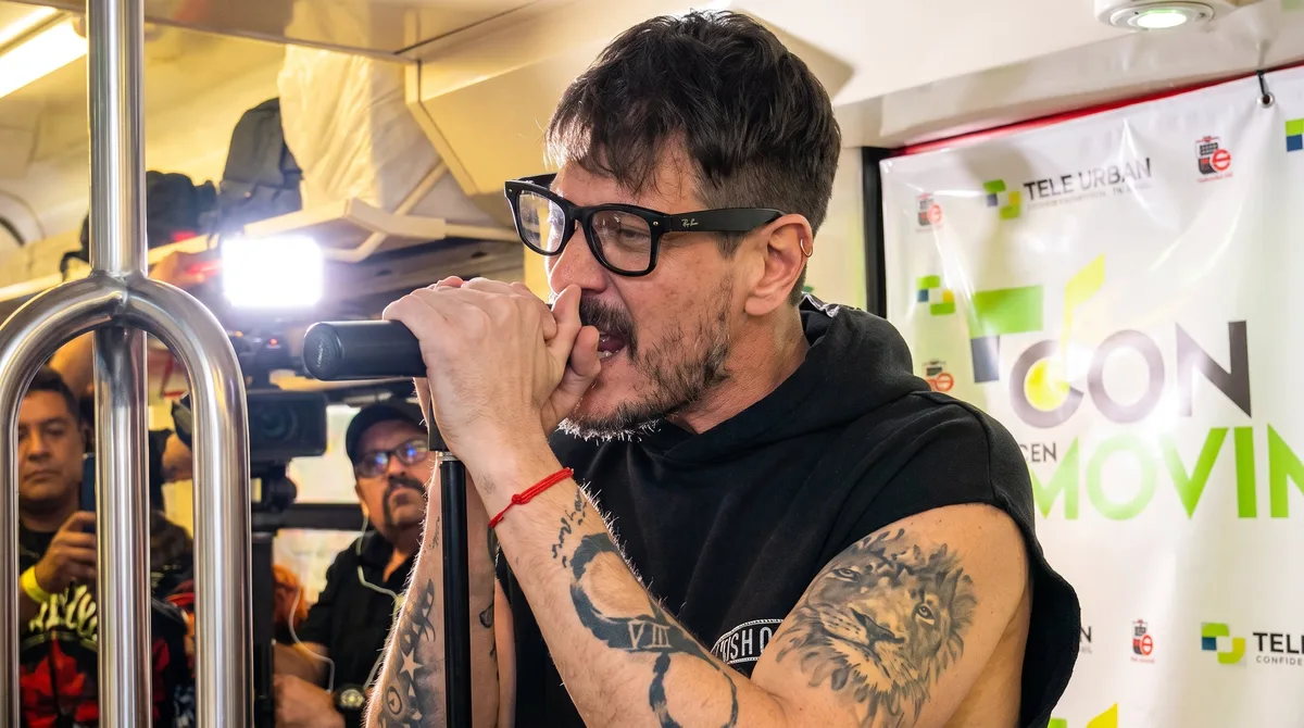 DLD sorprende a pasajeros y ofrece concierto en vivo dentro del Tren Suburbano