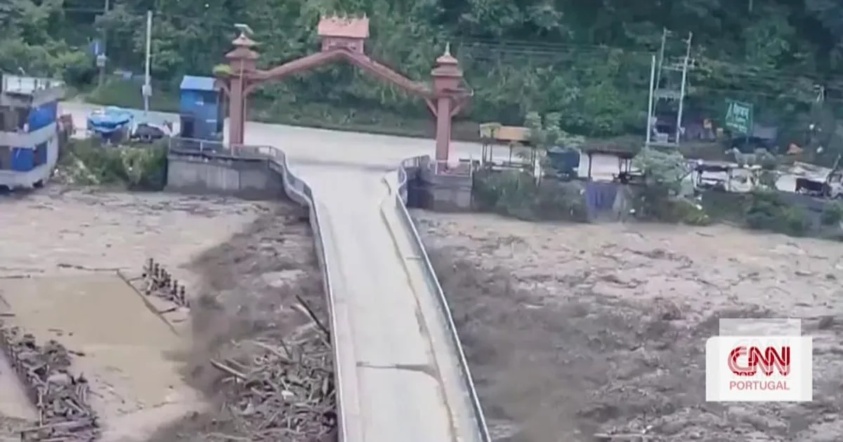 "Ruas cheias de pessoas a tentar fugir". Água no Nepal arrasou pontes e edifícios "como se fossem brinquedos"