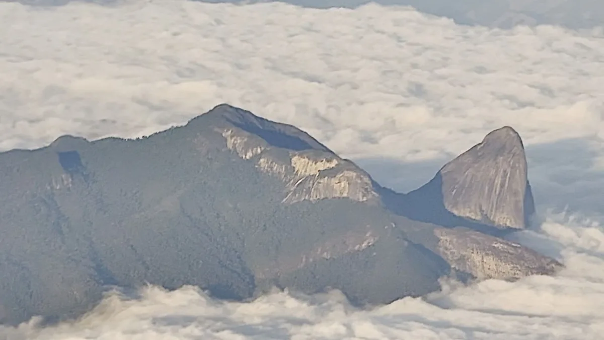 VÍDEO: passageiro registra Pedra Azul cercada por 'cobertor' de nuvens durante voo no ES; 'Mais bonito do Brasil'