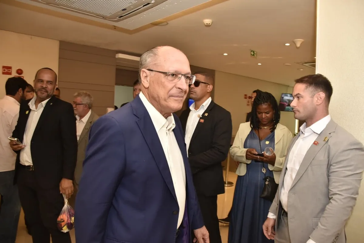 Alckmin rebate tesouraço de Flávio Bolsonaro e ataca supersalários
