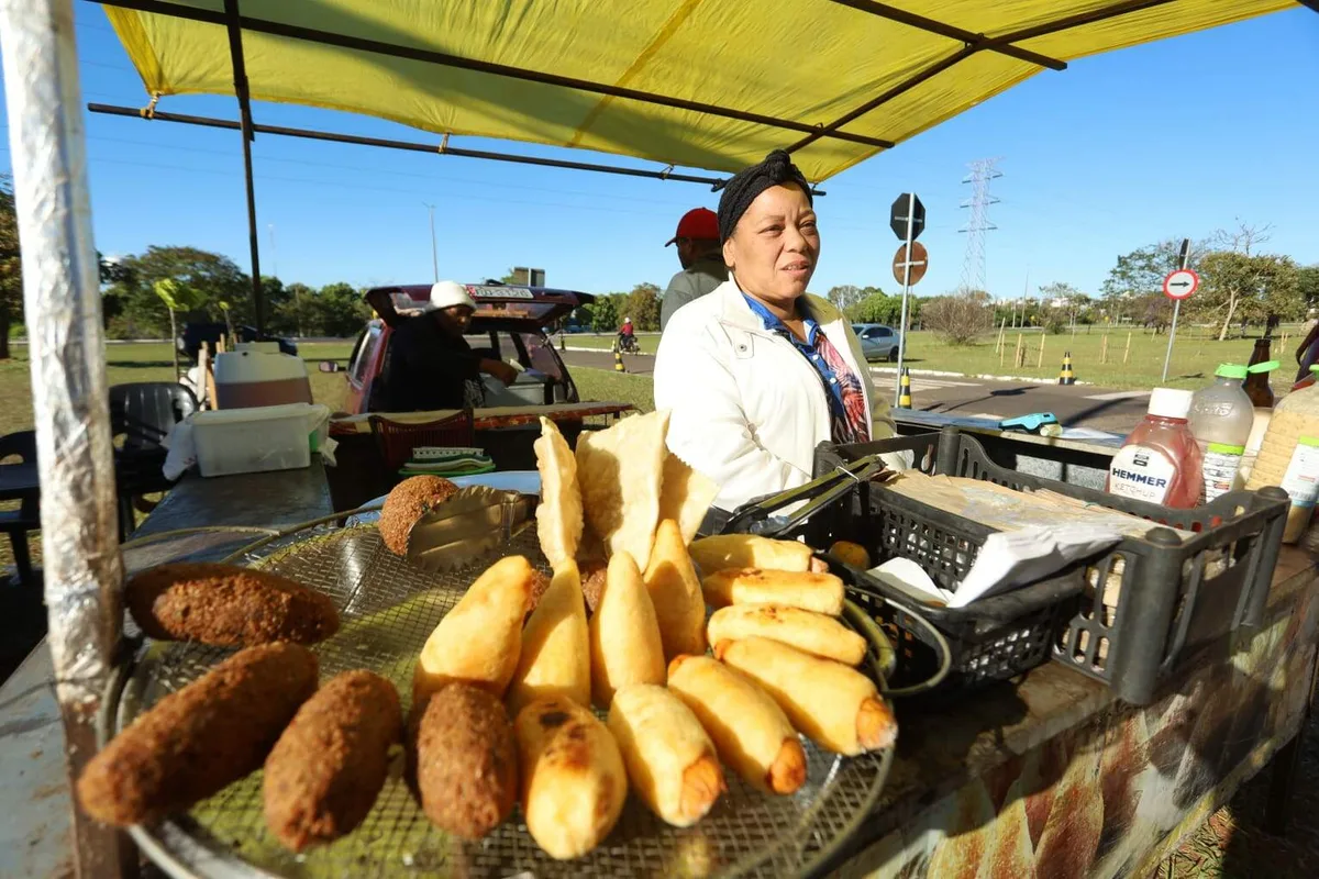 Café, espetinho e até “copão”, ambulantes aproveitam para faturar na campanha