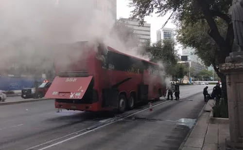 Incendio de autobús moviliza a servicios de emergencia en colonia Tabacalera; no se reportan lesionados
