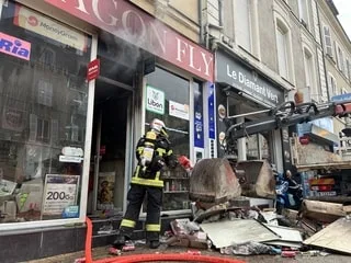 Un incendie dans une épicerie du centre-ville du Mans : les pompiers en nombre, la circulation du tram coupée