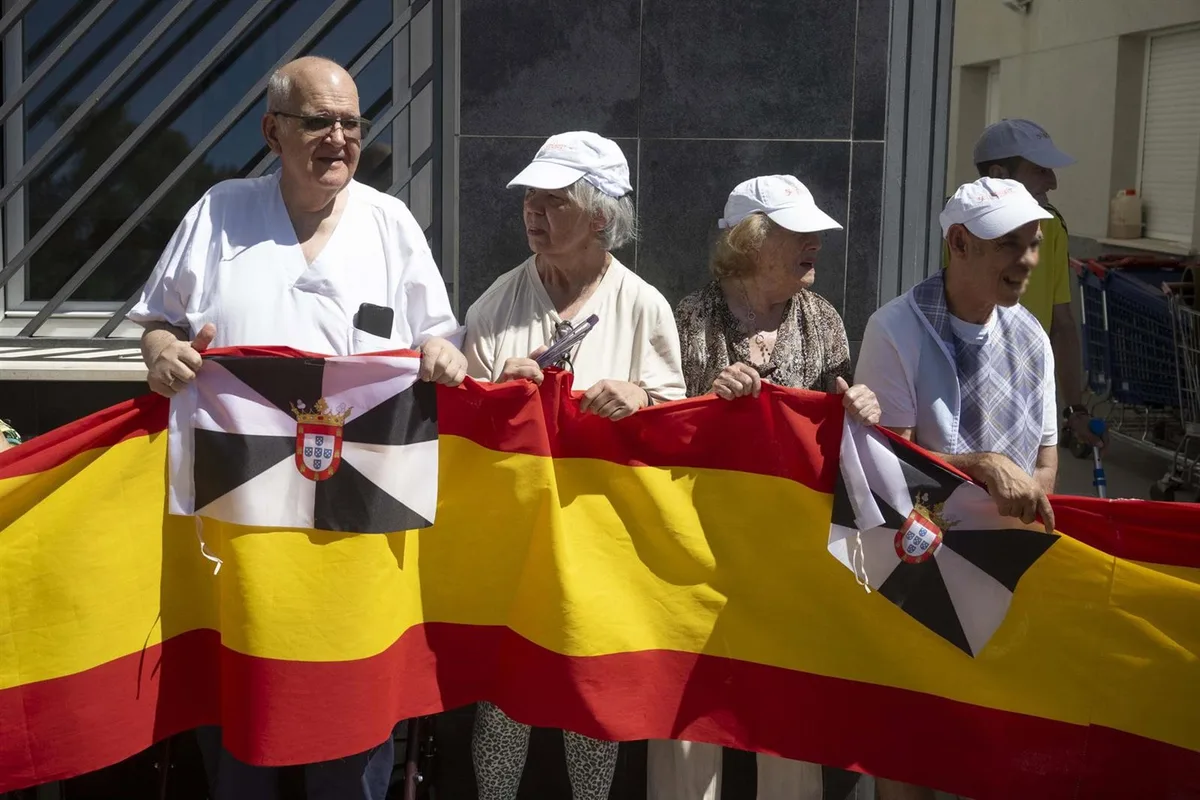Ceutíes lanzan claveles a las puertas de la Delegación del Gobierno para protestar pacíficamente contra el Ejecutivo