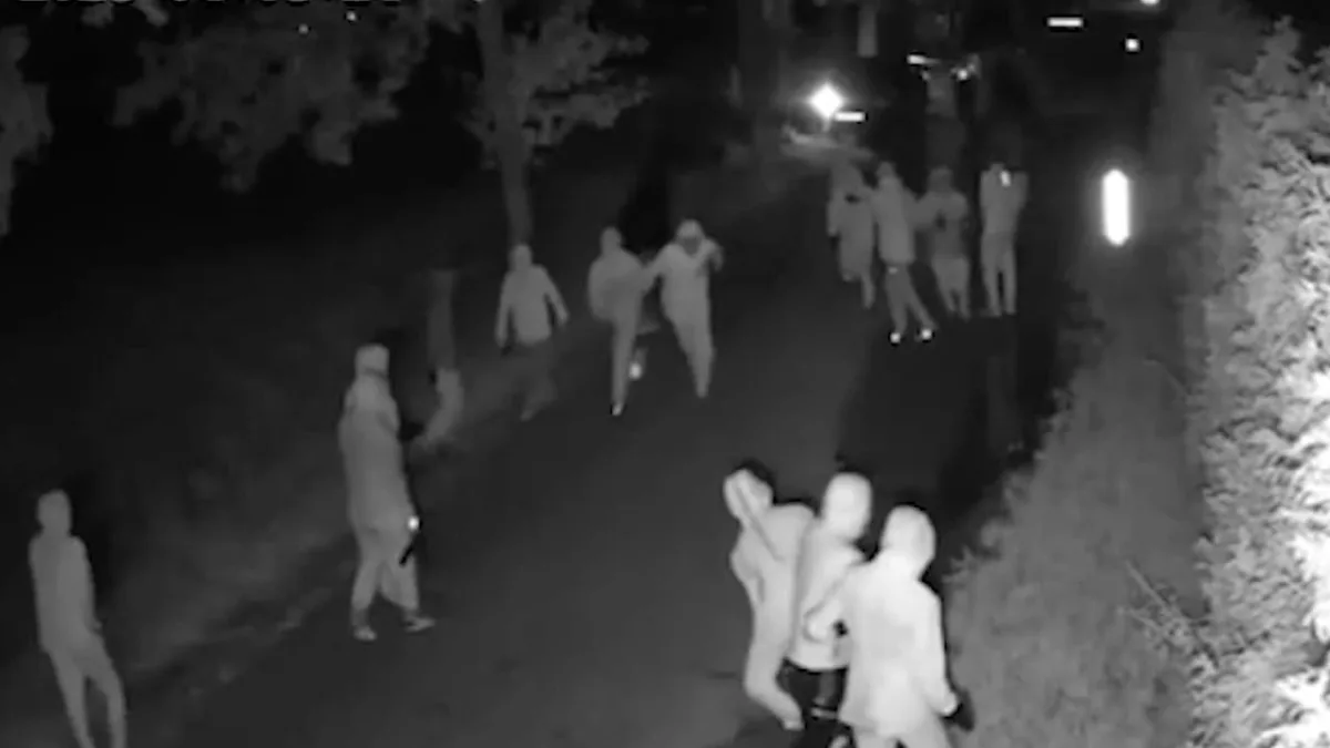 Drogenkrieg eskaliert - 30 bewaffnete Männer ziehen durch Dorf! Ein Toter