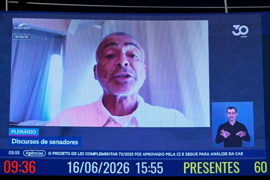 Romário devolve valor de um mês de salário no Senado após período na Copa