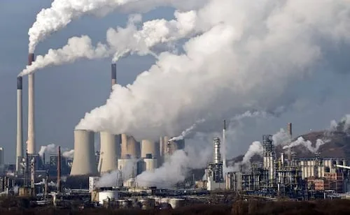 EU elimina límites a emisiones de centrales de gas y carbón; Trump revierte regulación ambiental de Biden