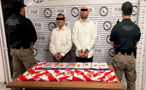 Detienen a dos sujetos con 10 kilos de fentanilo y 8 de heroína en carretera de Sonora; droga fue ocultada en compartimento de autobús