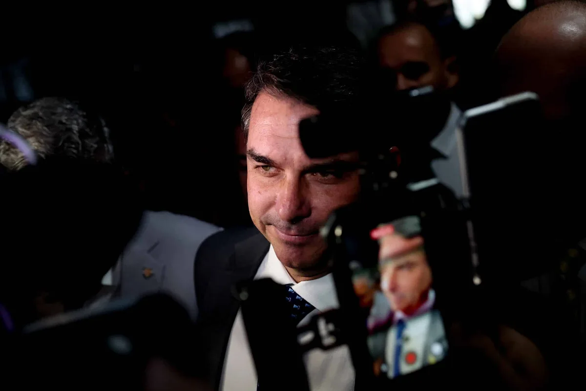 Após ser desmentido pela UFRJ, Flávio Bolsonaro exibe diplomas — mas não o da pós que dizia ter
