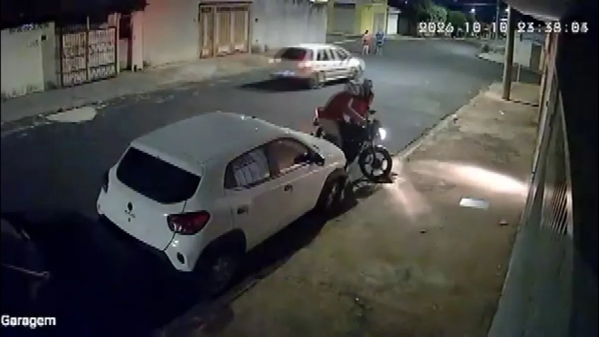 Motociclista entra na contramão, bate em carro estacionado e foge em Ribeirão Preto, SP