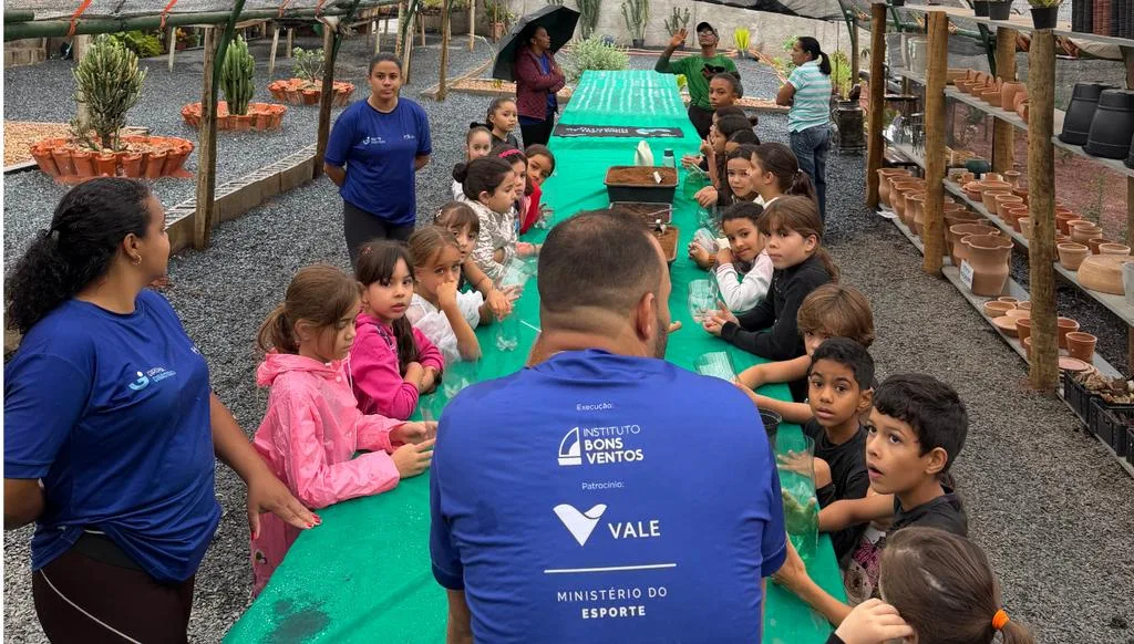 Projeto esportivo de ginástica leva educação ambiental a crianças e transforma garrafas PET em hortas