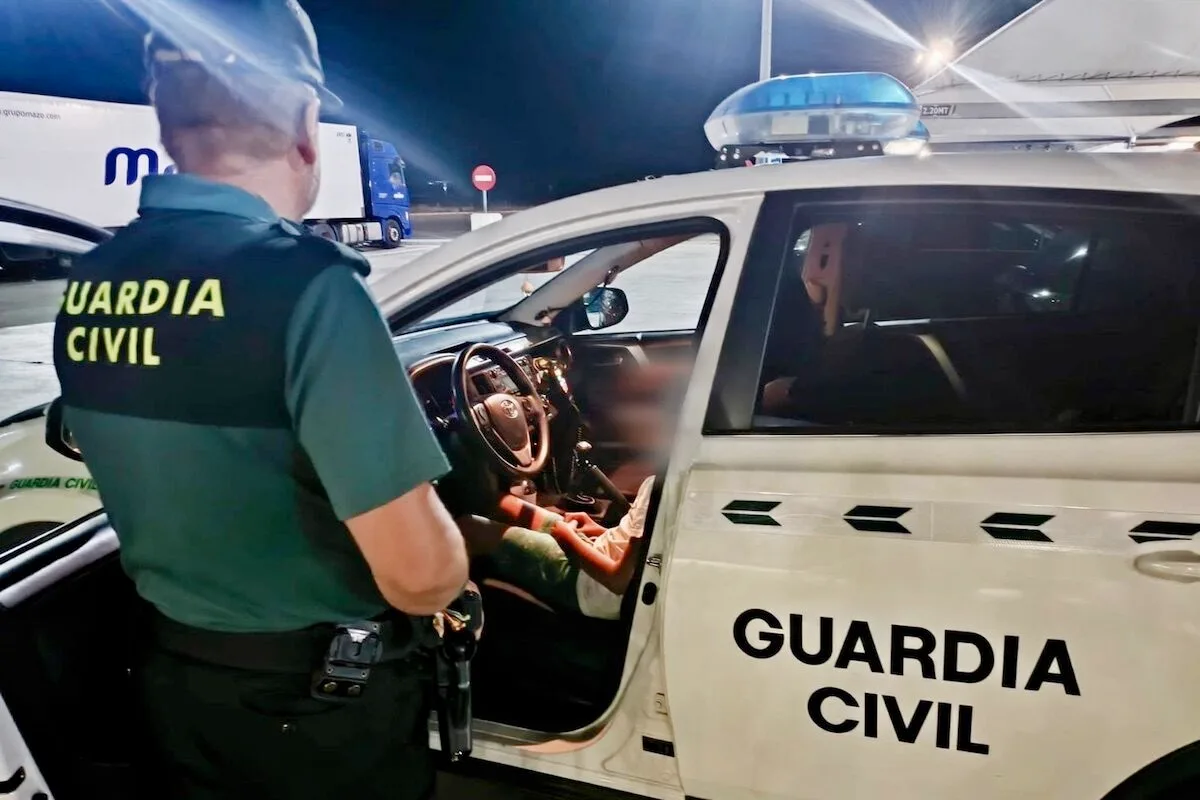 Esqueceu-se do filho numa estação de serviço. 140 km e 2 horas depois, a polícia avisou-o