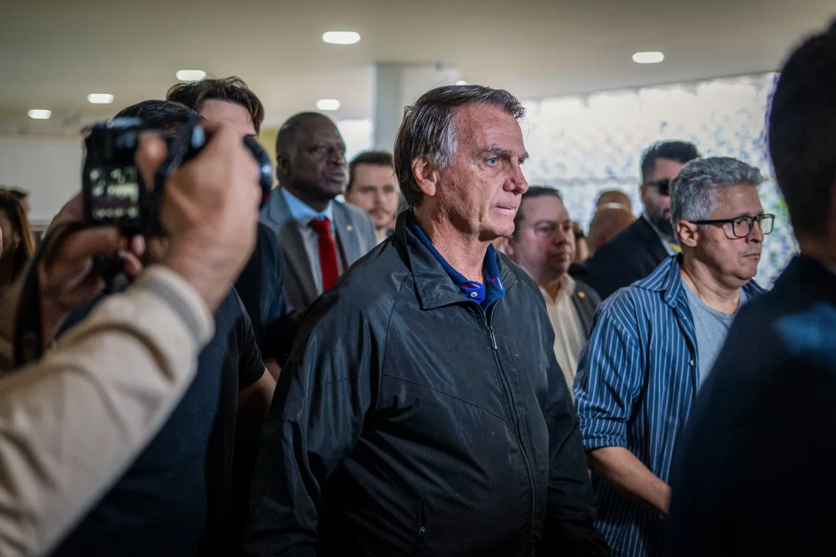 Moraes autoriza professor a dar aulas a Laurinha na prisão domiciliar de Bolsonaro