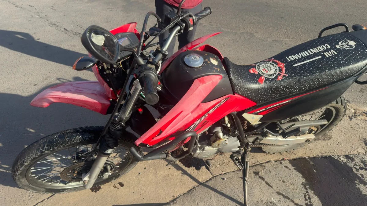 VEJA VÍDEO: Motorista realiza conversão proibida, é atingido por motocicleta e foge sem prestar socorro