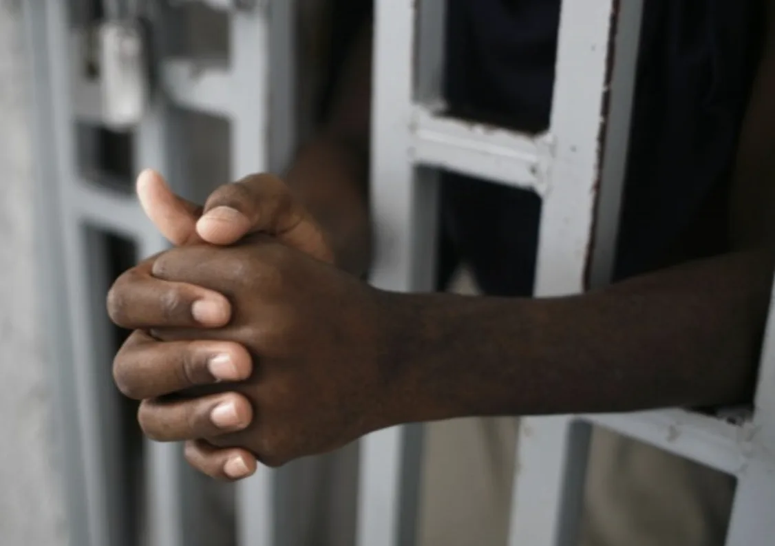 Revocan prisión domiciliaria y mandan a penal a dos acusados de homicidio en anexo de Frontera