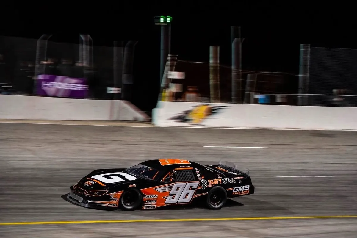 Tito Giaffone estreia nos EUA com segundo lugar em oval após liderar mais de 50 voltas na NASCAR Pro Late Model
