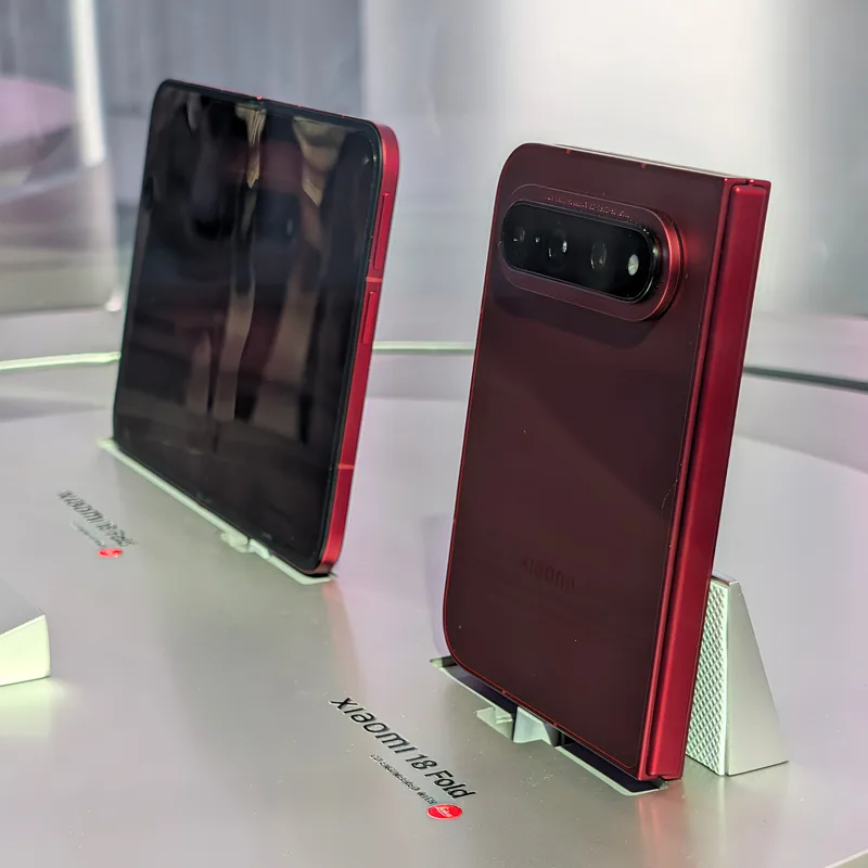 Actualité : On a vu le Xiaomi 18 Fold, le smartphone pliant “passeport” qui voit rouge