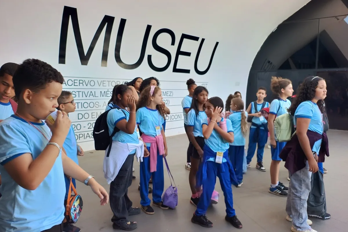 Utopias em construção: exposição do Metrópoles recebe alunos da Santa Maria