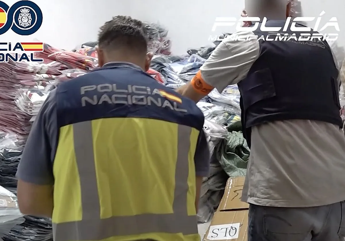 Una mafia del top manta vendió más de 70.000 camisetas falsas junto al Bernabéu