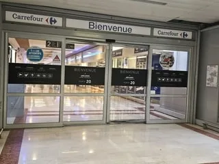 Pourquoi Carrefour a installé 850 panneaux solaires sur le parking d’un supermarché en Seine-et-Marne