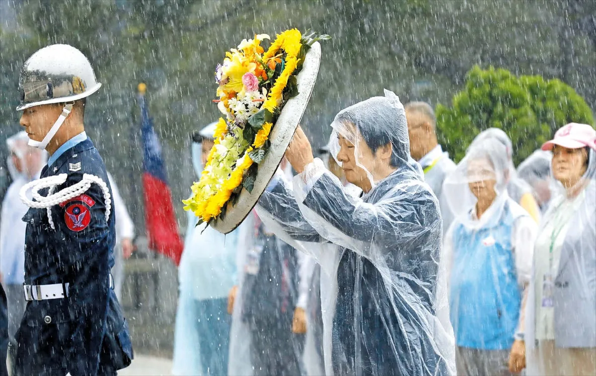 진먼 포격전 68주기, 폭우 속 헌화하는 라이칭더