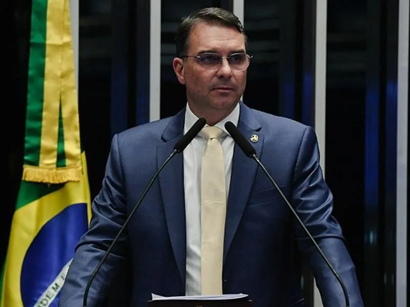 Homem é alvo de busca após ameaças a Flávio Bolsonaro nas redes