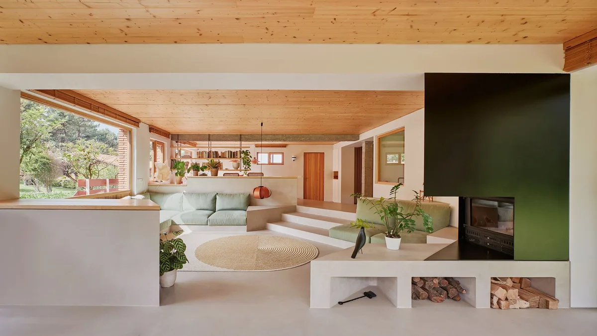Una casa de los años 70 reinventada alrededor del jardín: espacios conectados, desniveles y mucho color