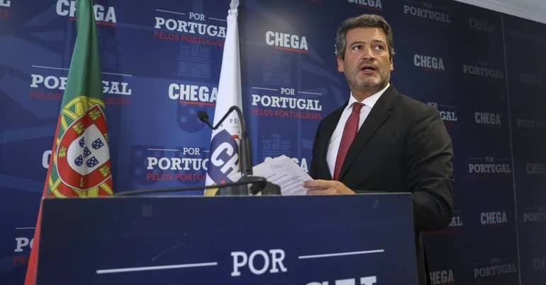 Chega entrega moção de censura ao Governo