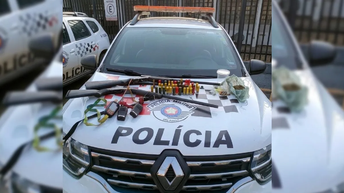 Pai e filho são presos com armas sem registro após drogas serem jogadas em telhado no interior de SP