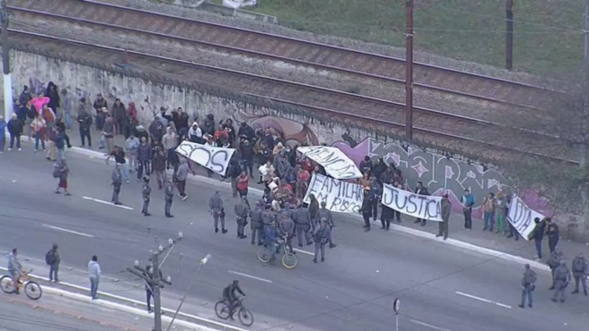 Protesto por moradia paralisa parcialmente Linha 12-Safira e causa atrasos e superlotação em estações de SP