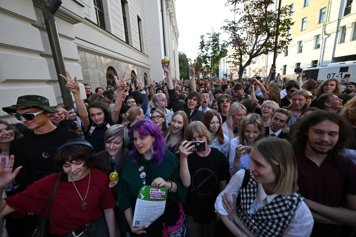 Russos vão às ruas em raro protesto após Justiça vetar partido antiguerra