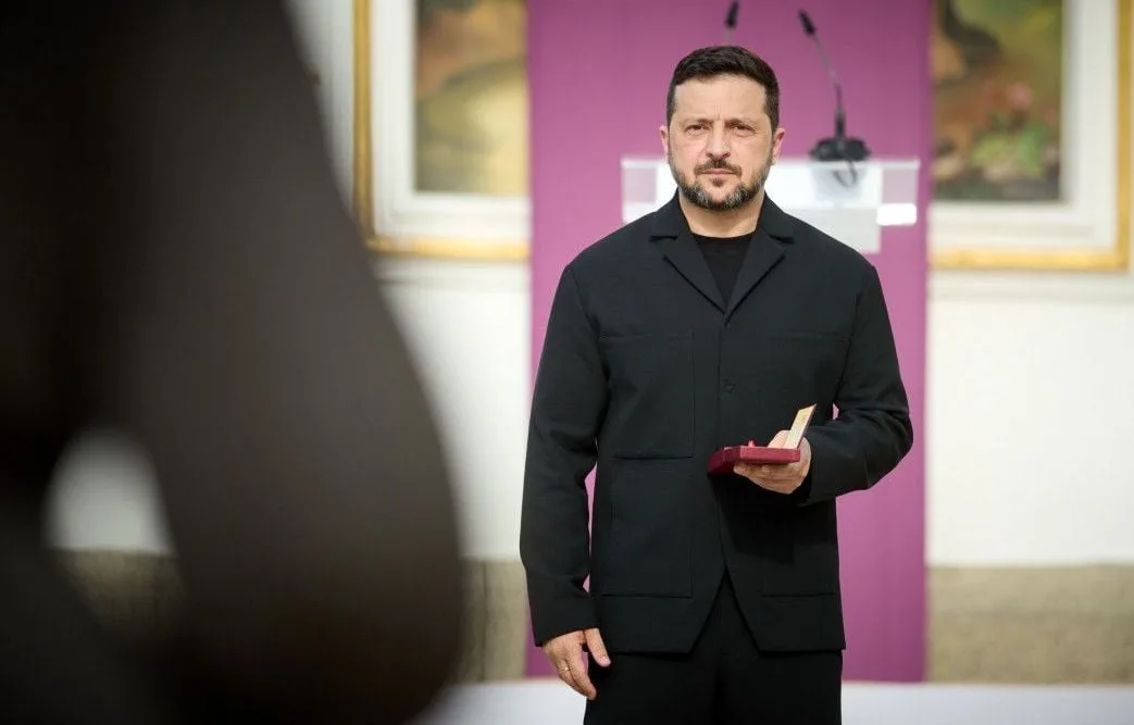 EN DIRECT Guerre en Ukraine : Quatre morts dans une attaque russe contre un bus, Zelensky challengé par un ex-ministre très populaire…