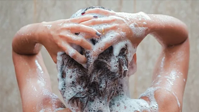 Peluqueros coinciden: “Lavarse el pelo al revés actúa como barrera protectora antes de que el shampoo limpie”