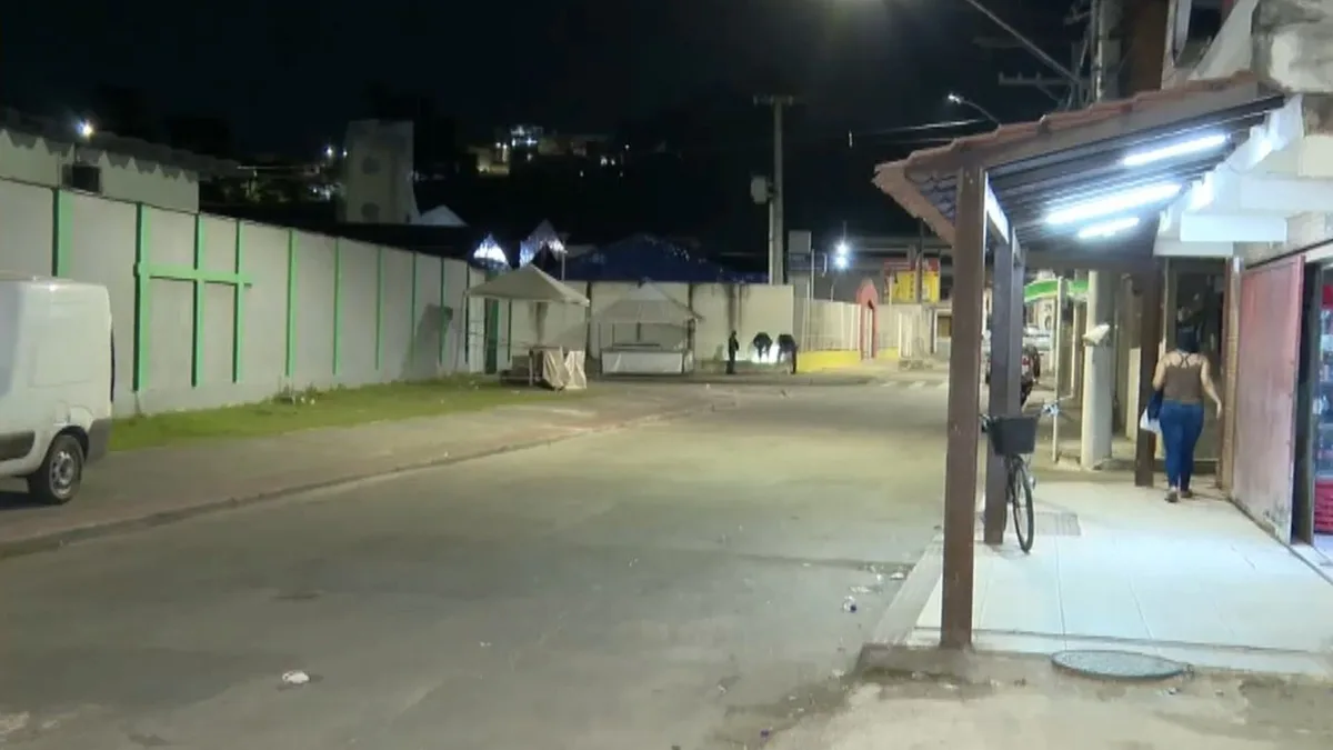 Quatro pessoas são baleadas enquanto assistiam a jogo de futebol em distribuidora na Serra