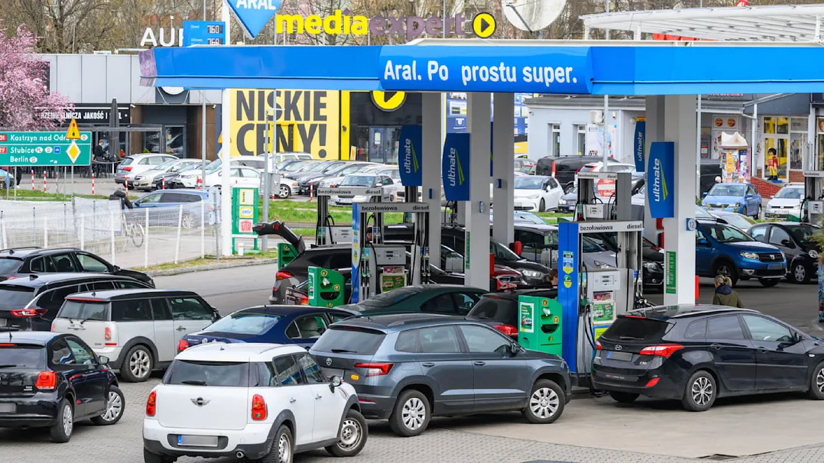 Steuer runter, Preis runter - SO günstig tankt man jetzt in Polen