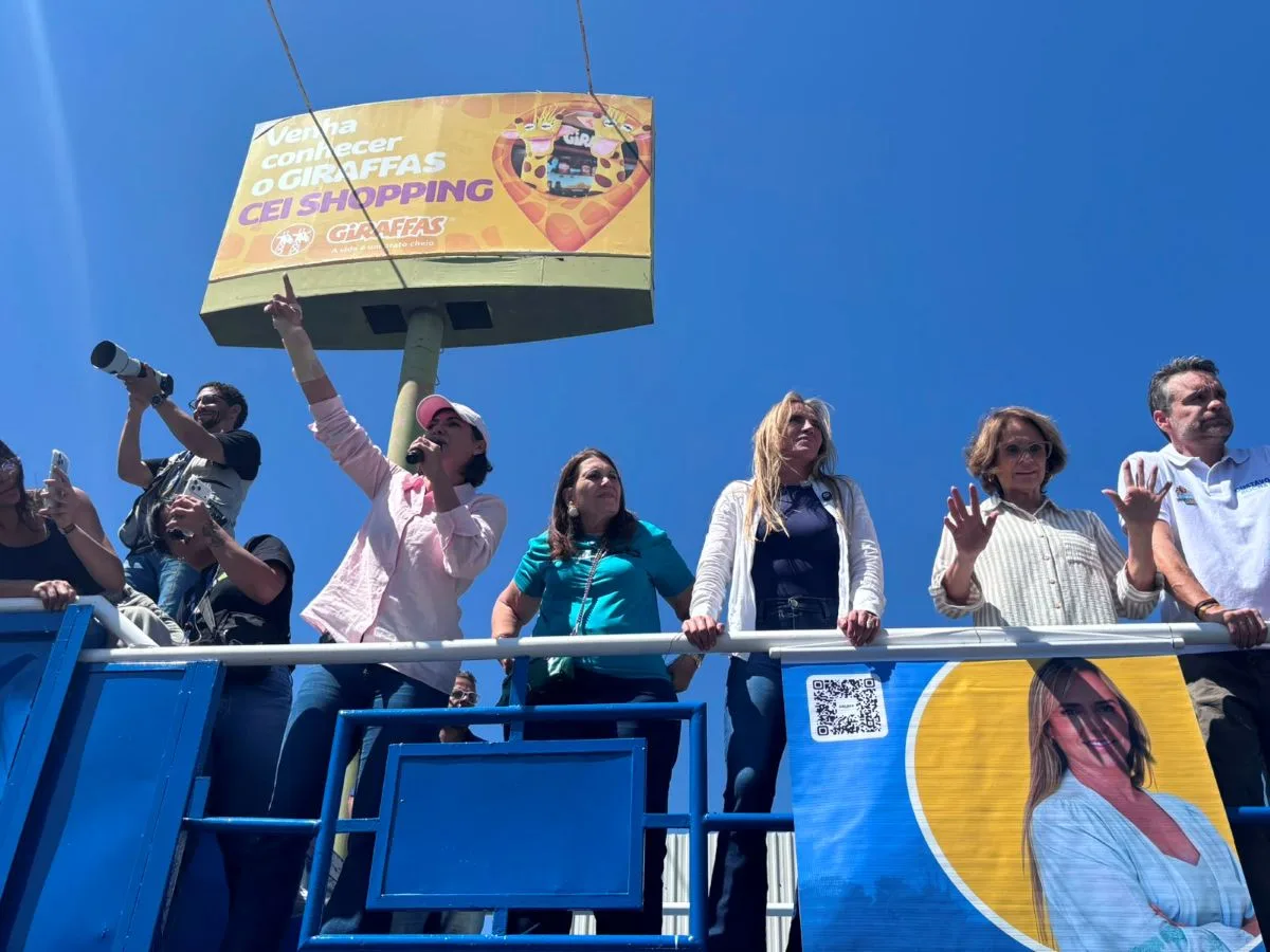 Michelle pede votos para Flávio e diz que "logo" Bolsonaro voltará