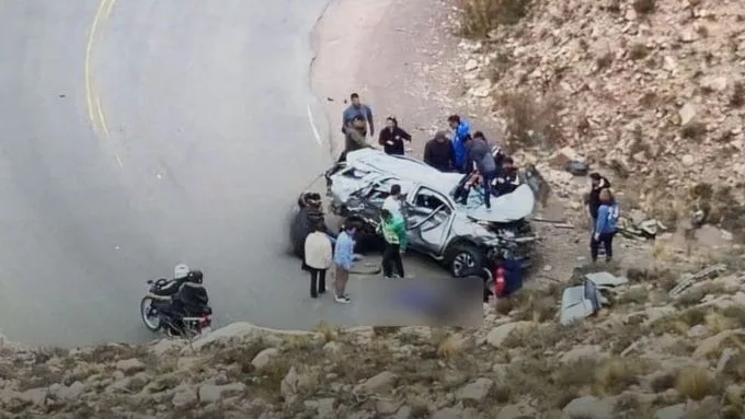 Trasladaron a dos sobrevivientes del accidente en el que una camioneta cayó 80 metros por un barranco en Jujuy